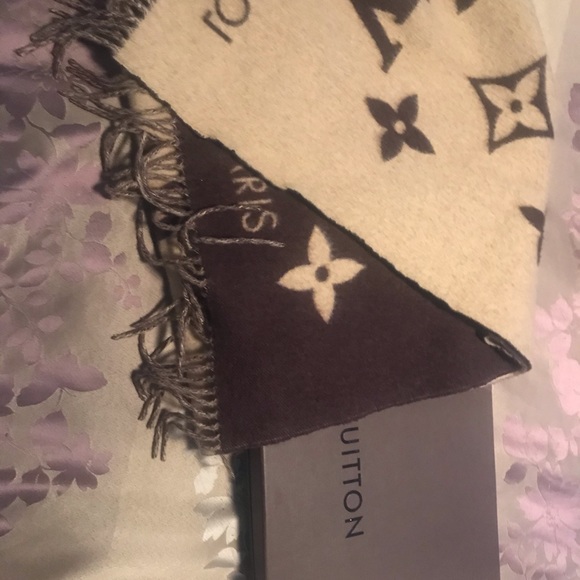 Louis Vuitton Scarf - Picture 4 of 4